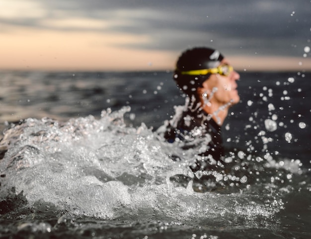 写真 水中のぼやけたスイマーのクローズアップ