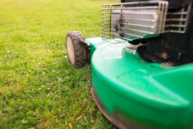 Photo close-up of boat on field