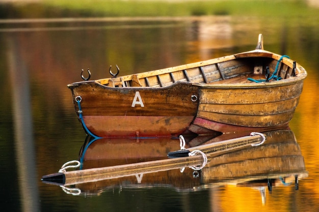 Photo close-up of boat moored at lake