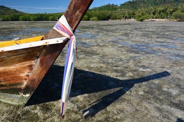 Foto close-up di una barca in acqua contro il cielo