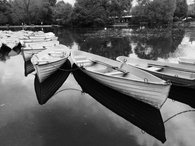 Photo close-up of boats moored in lake