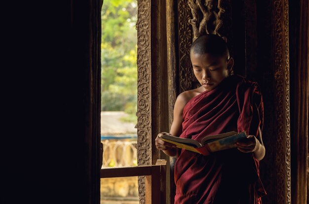 Foto close-up boeddhistische beginner lezing bij shwenandaw-pagode, mandalay, myanmar