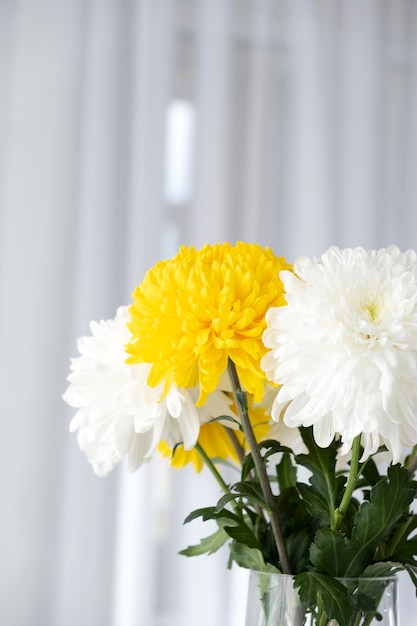 Close-up boeket van chrysanten met kopieerruimte bloemenwinkel of heldere wenskaart voor vakantie zonnige stemming selectieve aandacht