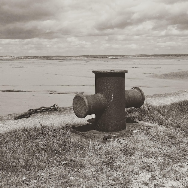 Photo close-up of bollard against calm sea