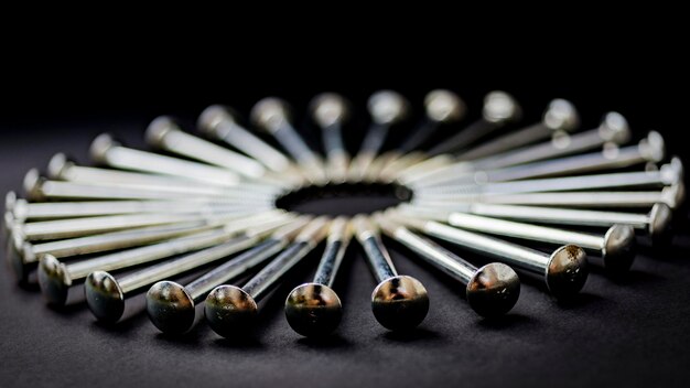 テーブルの上に配置されたボルトのクローズアップ