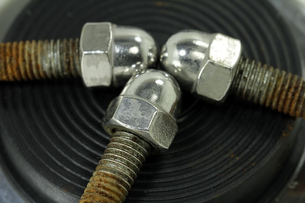 Photo close-up of bolts on table