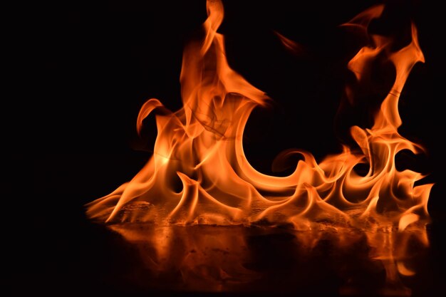 Photo close-up of bonfire against black background