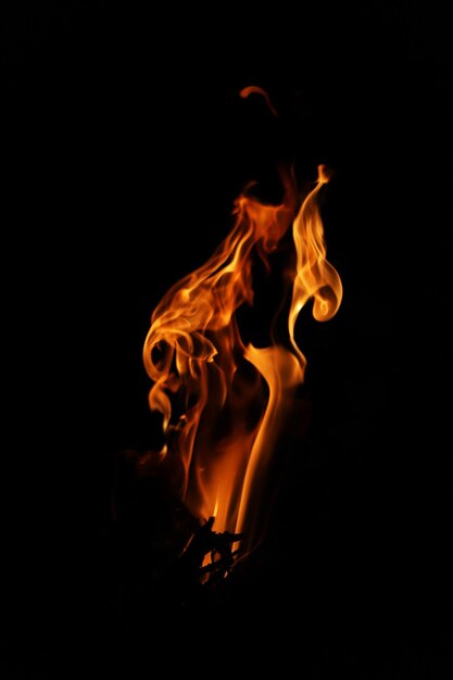 Photo close-up of bonfire against black background