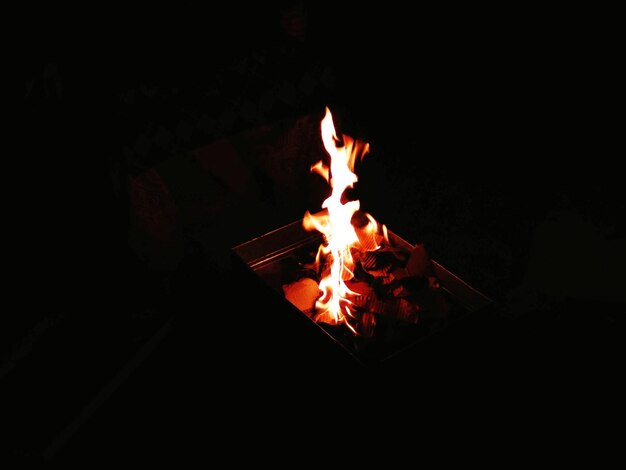 Photo close-up of bonfire against black background