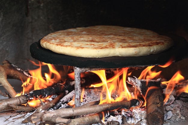 Photo close-up of bonfire on barbecue grill