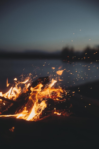 Photo close-up of bonfire at dusk