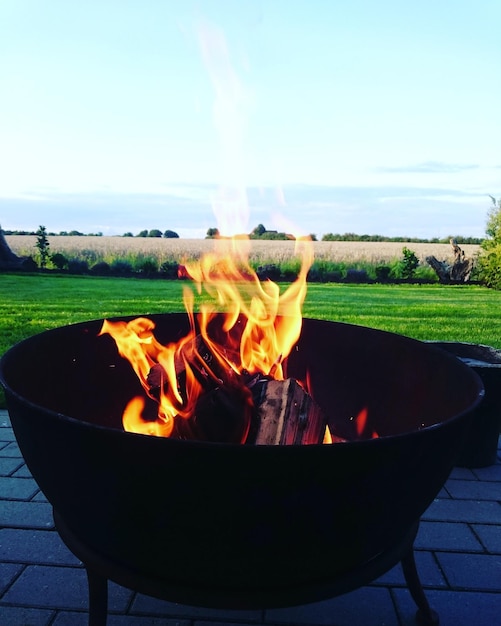 Photo close-up of bonfire on field against sky