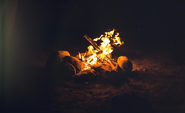 Foto close-up di un falò sul campo di notte