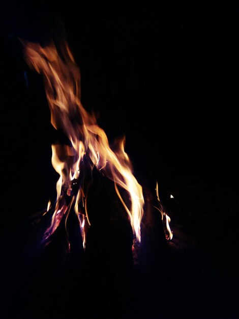 Photo close-up of bonfire at night