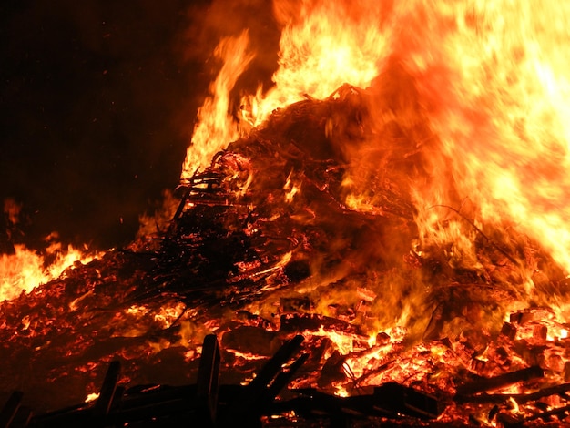 Photo close-up of bonfire at night