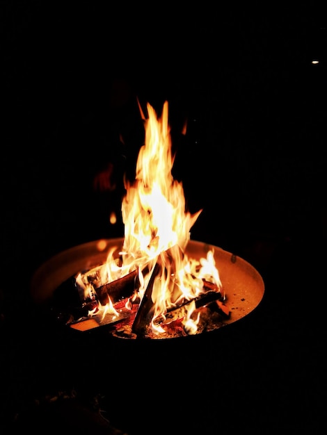 Photo close-up of bonfire at night