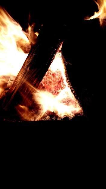 Photo close-up of bonfire at night