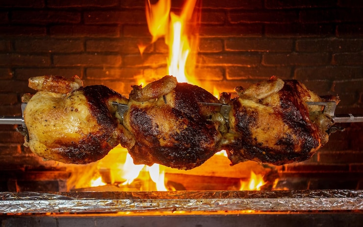 Photo close-up of bonfire on roosted chicken