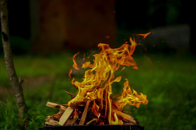 Photo close-up of bonfire on wood