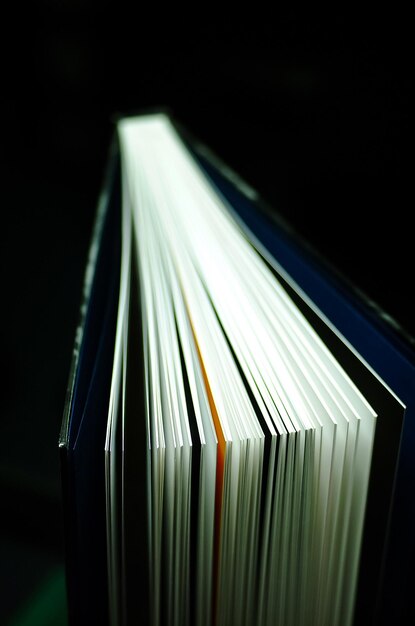 Foto close-up di un libro sullo sfondo nero
