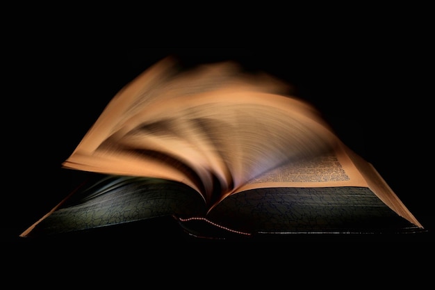 Ближайший план книги на черном фоне
