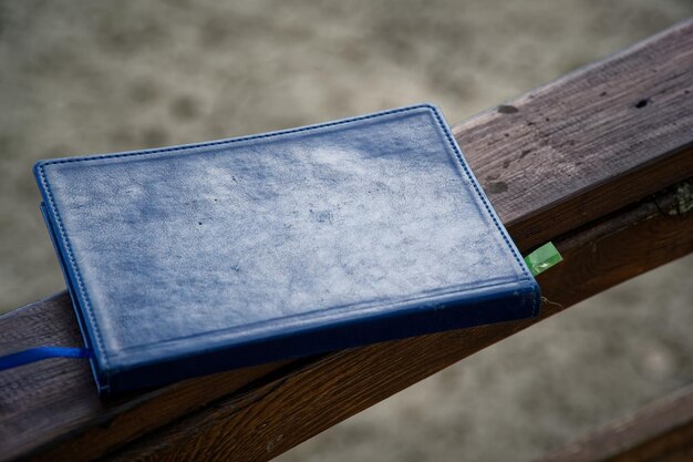 Photo close-up of book on railing