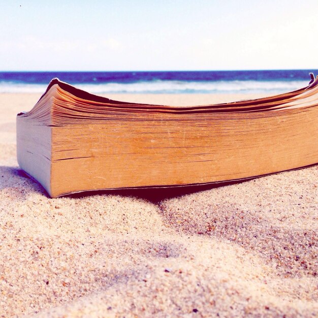 Photo close-up of book on sand