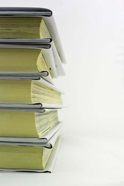 Foto close-up di una pila di libri su uno sfondo bianco