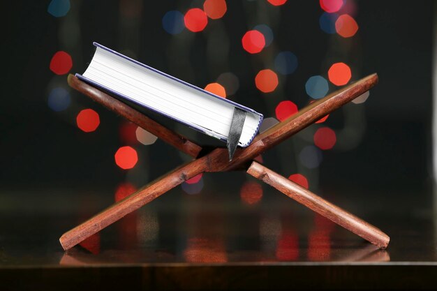 Photo close-up of book on stand at table