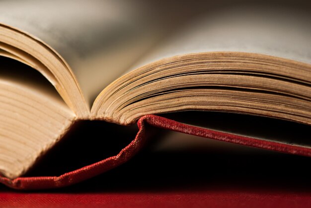 Photo close-up of book on table