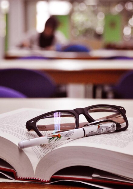 Foto close-up di un libro sul tavolo