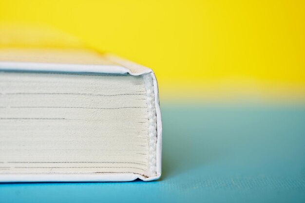 Photo close-up of book on table