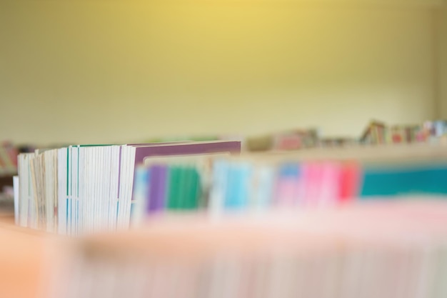 Photo close-up of books in shelf