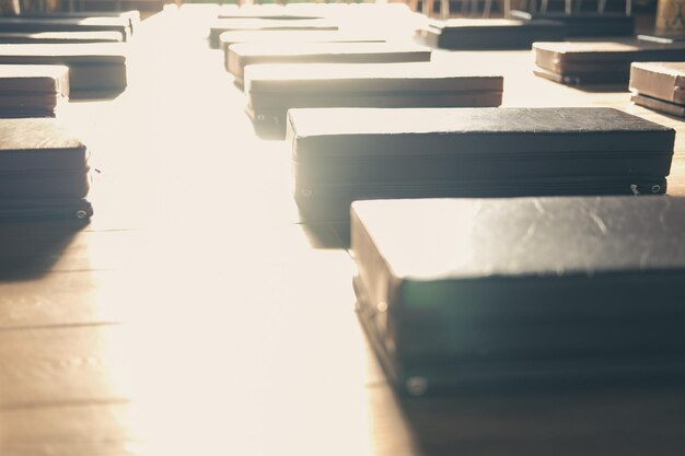 Foto prossimo piano dei libri sul tavolo