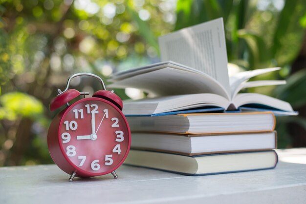 Foto prossimo piano dei libri sul tavolo