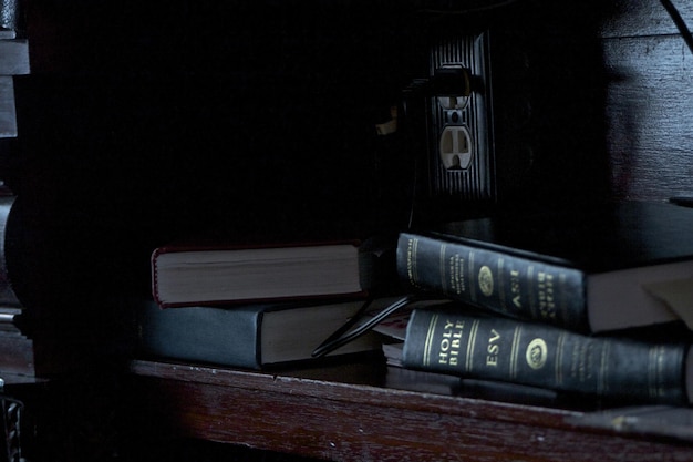 Foto prossimo piano dei libri sul tavolo