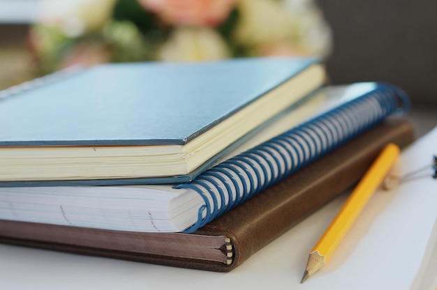 Foto prossimo piano dei libri sul tavolo