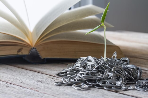 Foto prossimo piano dei libri sul tavolo