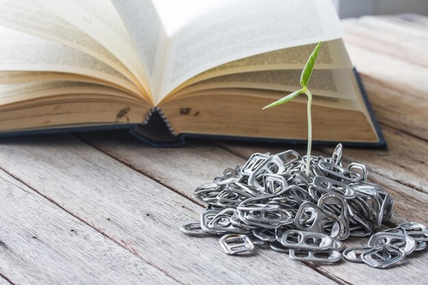 Foto prossimo piano dei libri sul tavolo