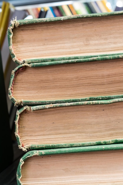 Foto close-up di libri su un tavolo di legno