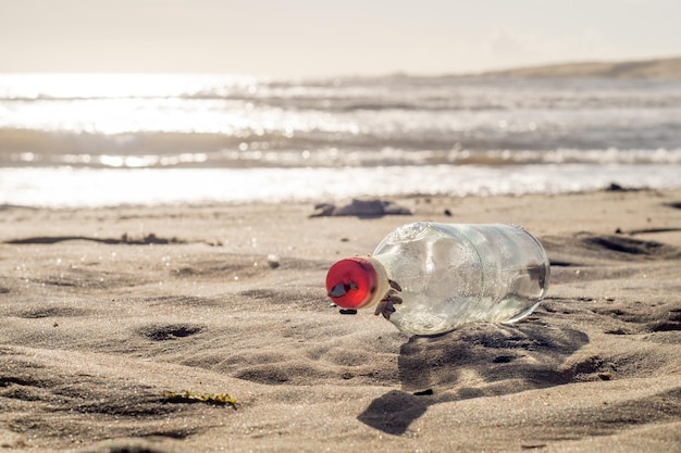 Foto close-up di una bottiglia sulla spiaggia