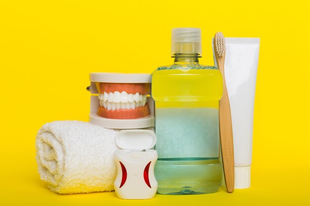 Photo close-up of bottle and bottles against yellow background