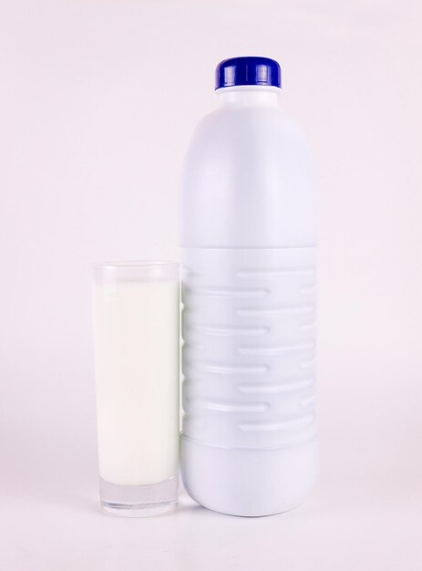 Foto prossimo piano della bottiglia con il latte su uno sfondo colorato