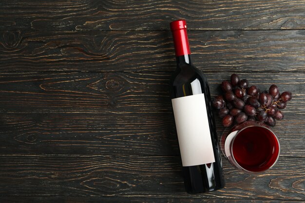 병과 와인 잔의 클로즈업