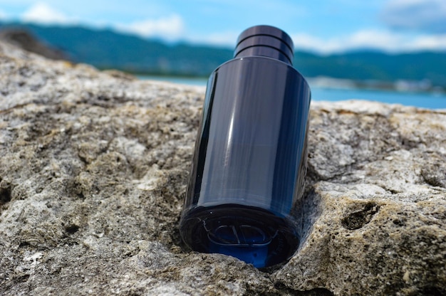 Photo close-up of bottle on rock