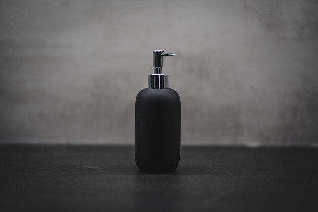 Photo close-up of bottle on table