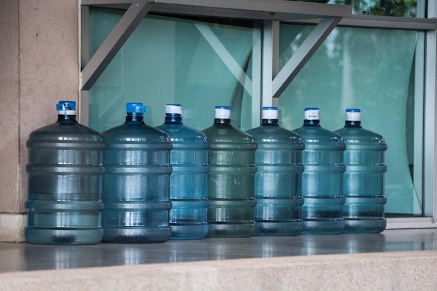 Photo close-up of bottles in shelf