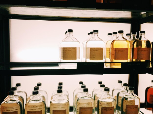 Photo close-up of bottles in shelf