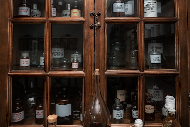 Photo close-up of bottles of shelf