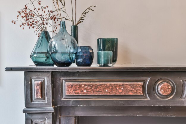 Photo close-up of bottles on table against wall at home